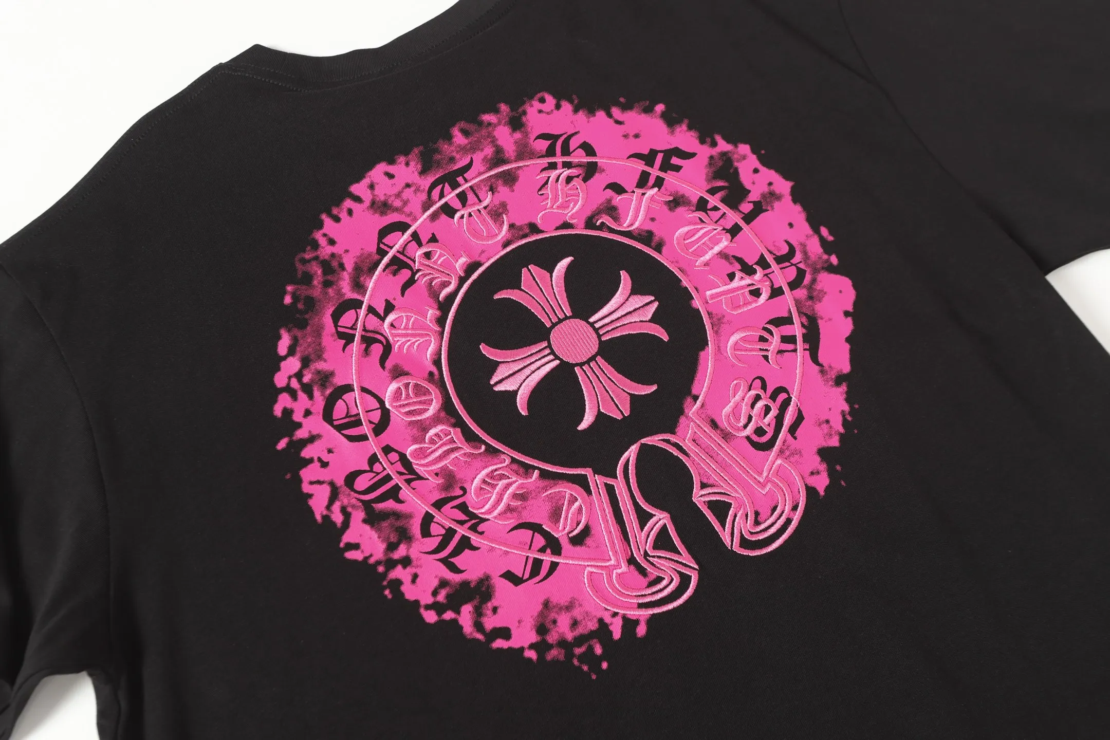 P170 Chrome Hearts CH Chrome Hearts Sanskrit horseshoe embroidered short-sleeved T-shirt. Printed by direct injection imported machine. Hardware accessories are all milled and customized. Correct configuration. Black 2025 Chrome Hearts authentic packaging. 280 grams of custom-dyed double yarn cotton. Large version. Loose and stylish. Different from lower versions, slim and long version with upper body and hip stretch. 100% commitment: top quality. Not fast food. The highest version on the market. Top quality - different from ordinary versions on the market. If you care about quality, you should also respect the price. Absolutely 0 after-sales service and 0 return rate so far. It’s hard not to love the style - 280g double yarn cotton custom dyed fabric - Correct high-density main mark, washed tag, hand-sewn